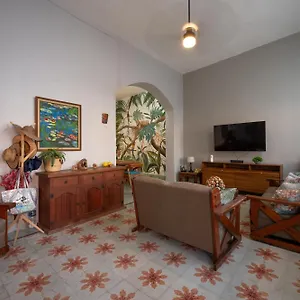 https://la-casa-del-jaguar.hotelsmerida.org